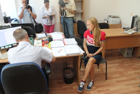 Выдача открепительного удостоверения олимпийской чемпионке В.Чегиревой